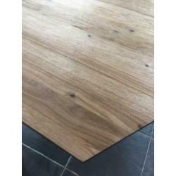 Zeshoekige/ronde eettafel.