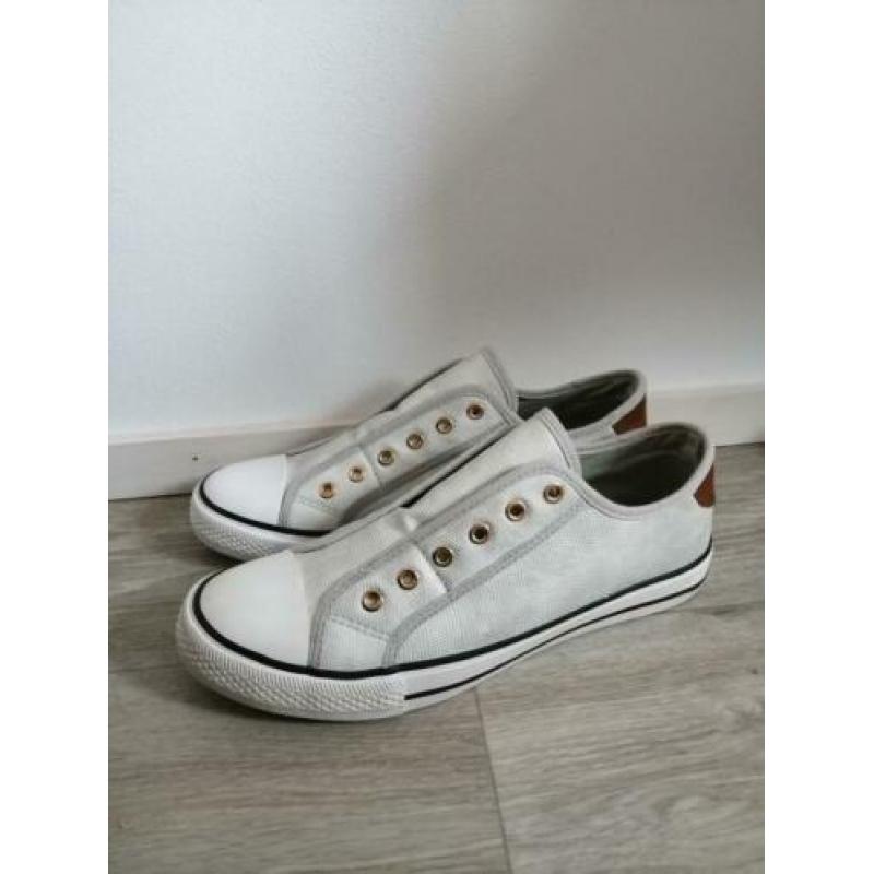 NIEUW Crème sneakers dames maat 41. NOOIT GEDRAGEN!