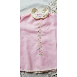 Roze babyjurkje met borduur bloemetjes baby meisje brocante