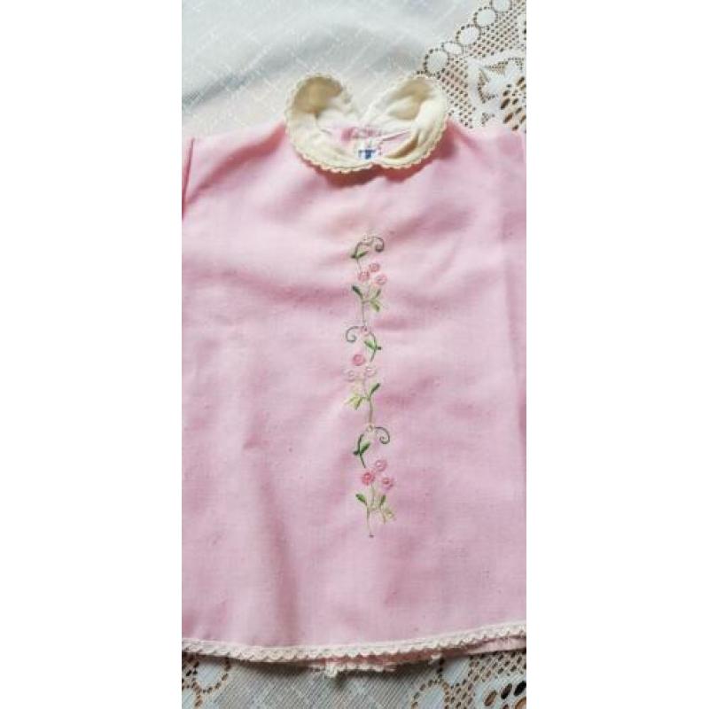 Roze babyjurkje met borduur bloemetjes baby meisje brocante