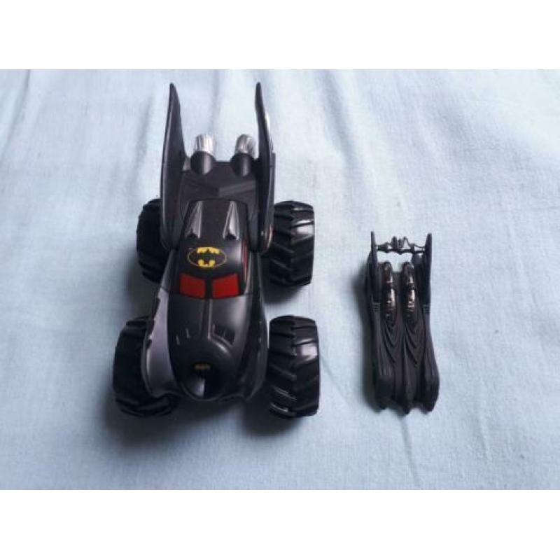 Gave 12 Hotwheels auto's waaronder grote batman!