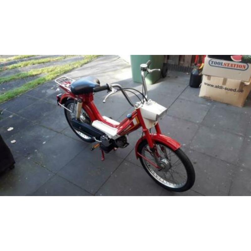 Te koop, nette Honda Camino, rood, oud model.