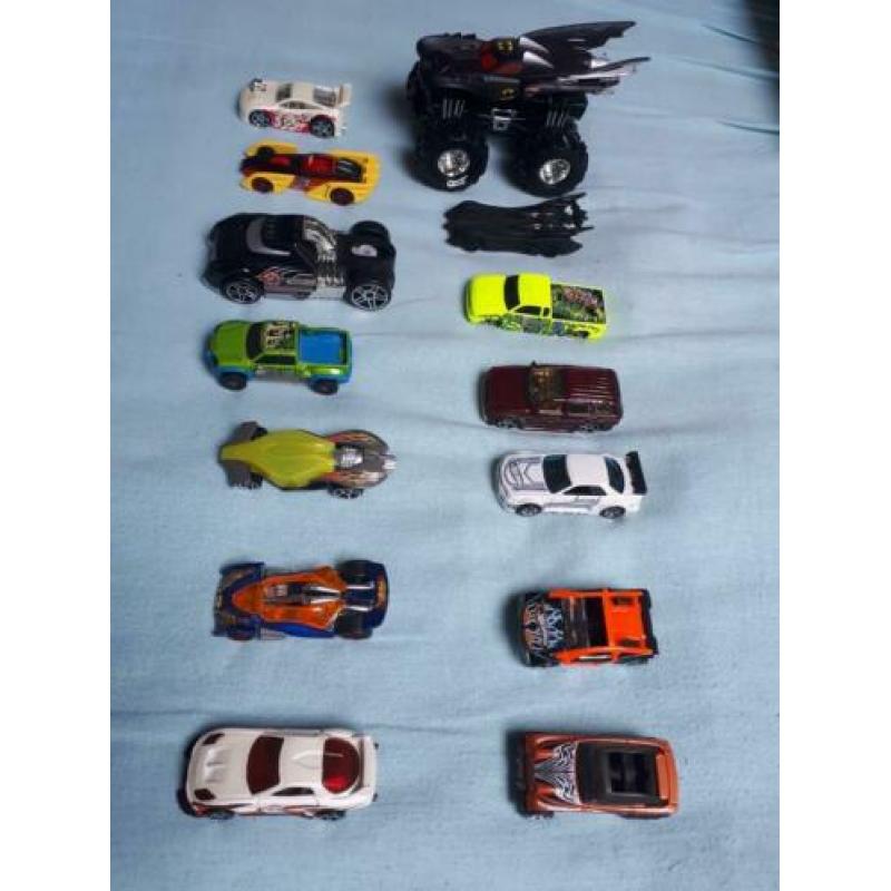 Gave 12 Hotwheels auto's waaronder grote batman!