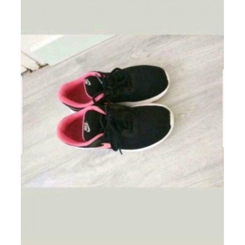 Nike schoenen maat 37.5