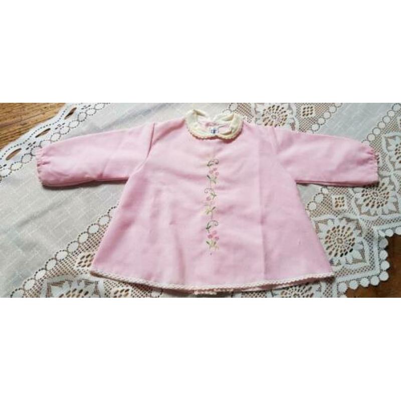 Roze babyjurkje met borduur bloemetjes baby meisje brocante
