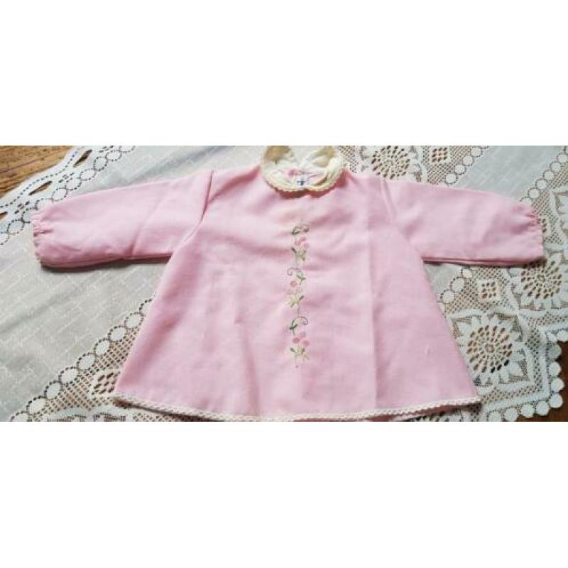 Roze babyjurkje met borduur bloemetjes baby meisje brocante