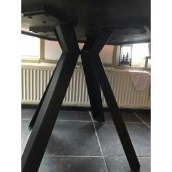 Zeshoekige/ronde eettafel.