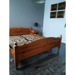 2 persoons grenen bed 160x200 met nachtkastjes en 2 elektris