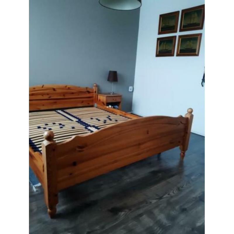 2 persoons grenen bed 160x200 met nachtkastjes en 2 elektris