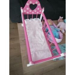 setje poppen met houten poppenbedje