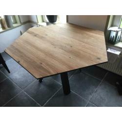 Zeshoekige/ronde eettafel.