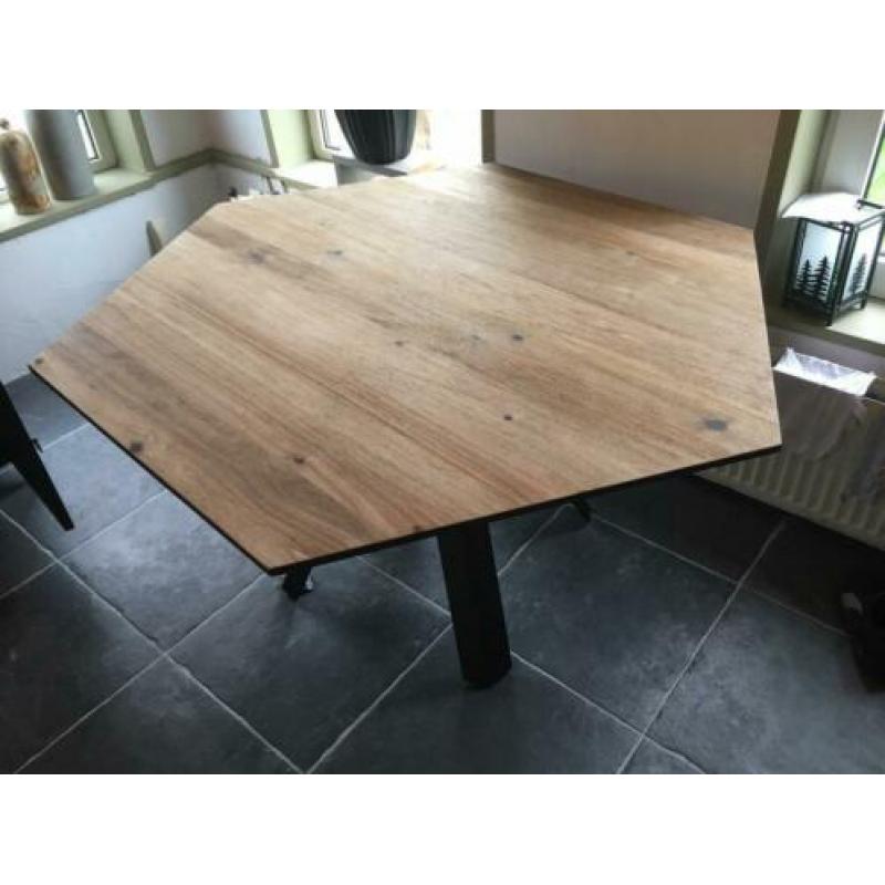 Zeshoekige/ronde eettafel.