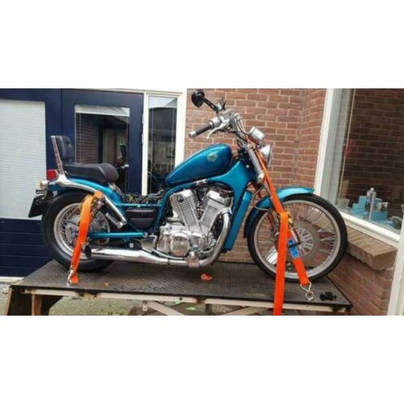 Limited edition Babyblauwe Suzuki intruder uit 1995 met 4205