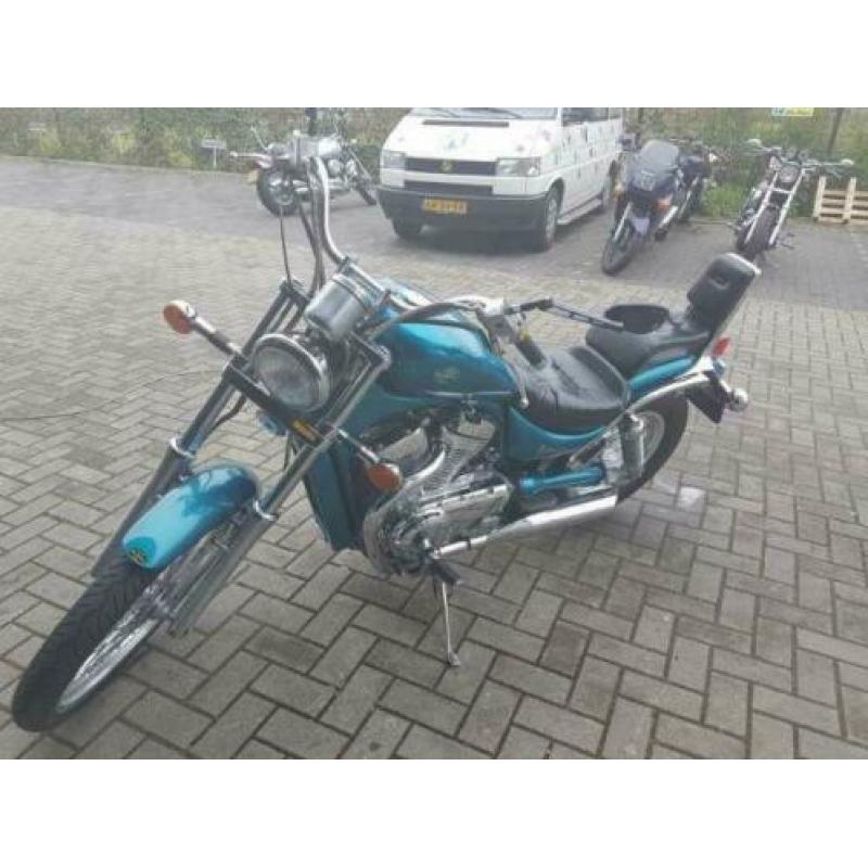Limited edition Babyblauwe Suzuki intruder uit 1995 met 4205