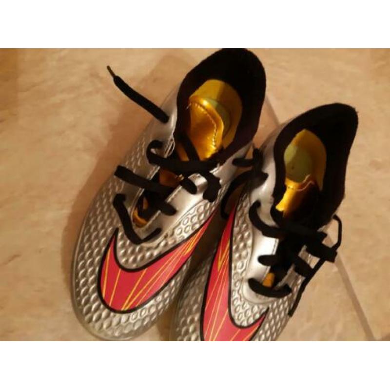 Voetbalschoenen nike maat 33