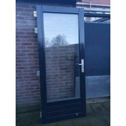Hardhouten buitendeur. 88x211.5cm. Dubbelglas.