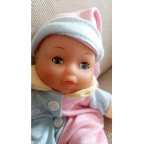 2 lieve kleine baby poppetjes, met accessoires.