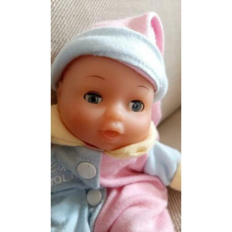 2 lieve kleine baby poppetjes, met accessoires.