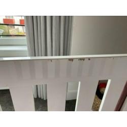 Complete hoogglans witte babykamer