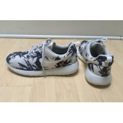 Mooie Nike sneakers wit -zwart maat 37