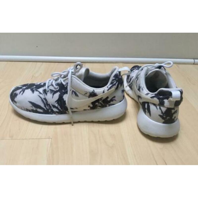 Mooie Nike sneakers wit -zwart maat 37
