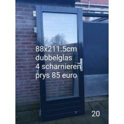 Hardhouten buitendeur. 88x211.5cm. Dubbelglas.