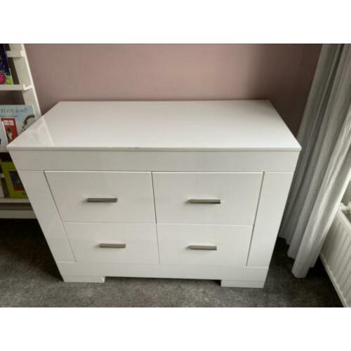 Complete hoogglans witte babykamer