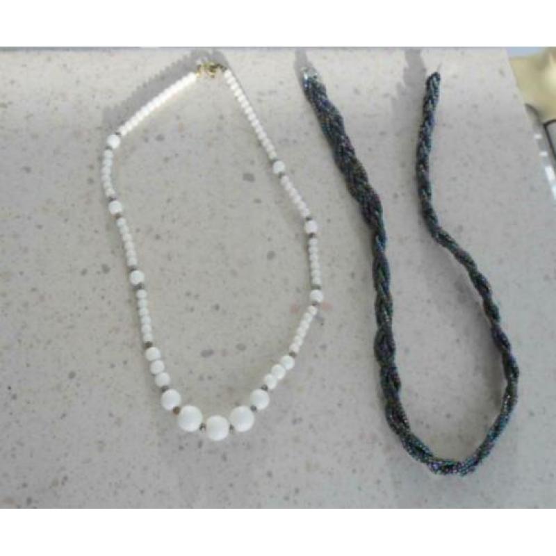 ketting multicolour glaskraaltjes, witte glaskralen, steen