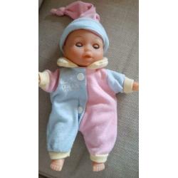 2 lieve kleine baby poppetjes, met accessoires.