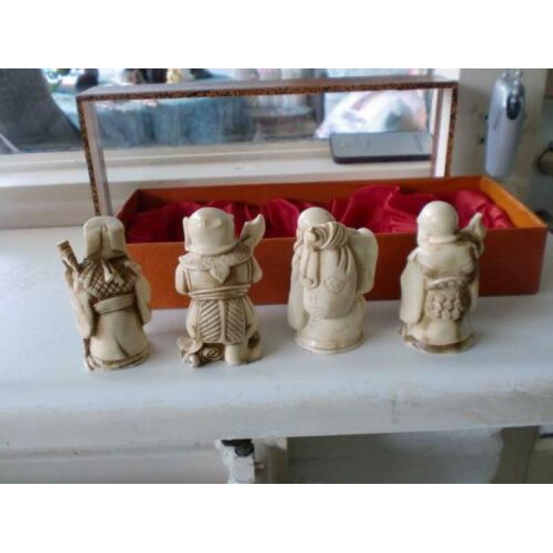 4 Chinese Beeldjes in Doos met Glas ervoor 24 bij 10 cm