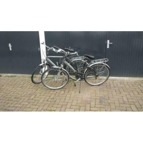 Heren en damesfiets van Batavus . V breaks 21 versnellingen.