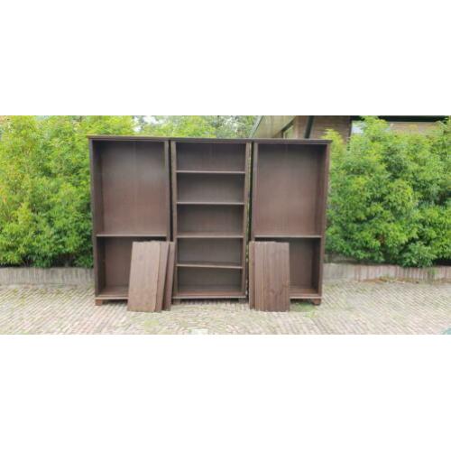 Drie geweldige bruine boekenkasten van Ikea.
