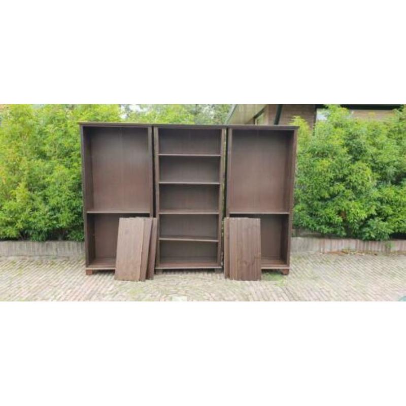 Drie geweldige bruine boekenkasten van Ikea.