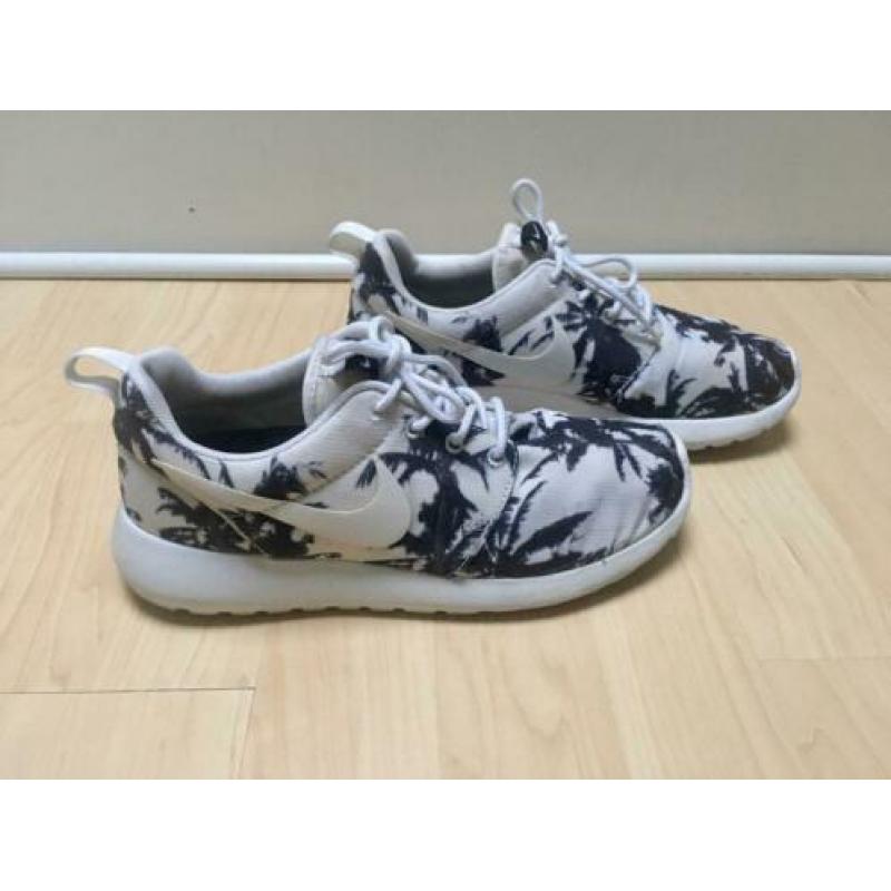 Mooie Nike sneakers wit -zwart maat 37