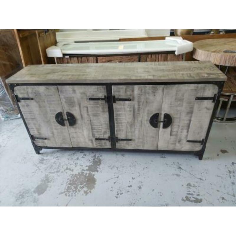 Showroom Tower living dressoir Basto