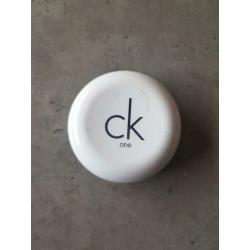 Calvin klein | compact foundation | 600 honey | NIEUW