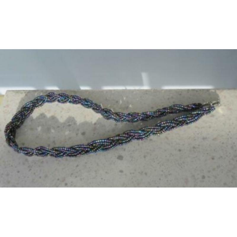 ketting multicolour glaskraaltjes, witte glaskralen, steen
