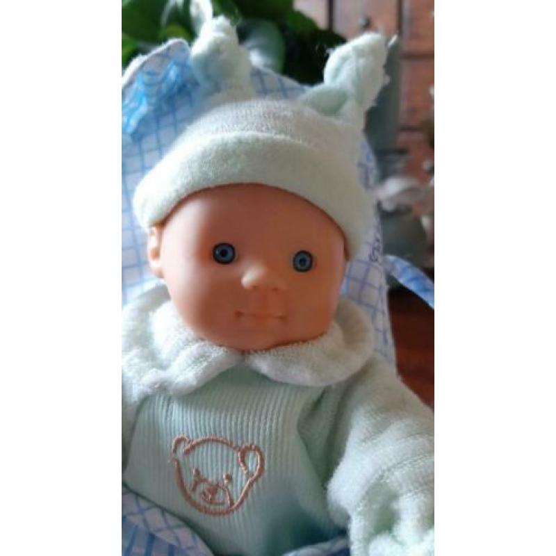 2 lieve kleine baby poppetjes, met accessoires.