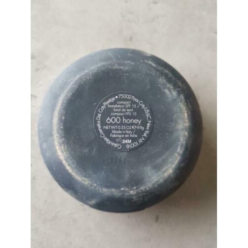 Calvin klein | compact foundation | 600 honey | NIEUW