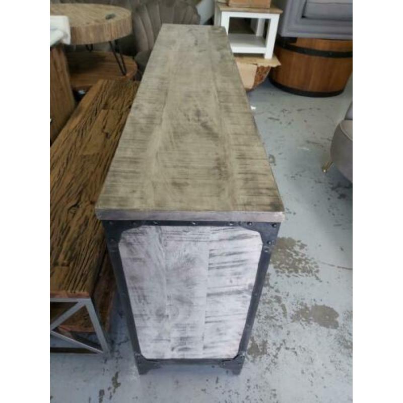 Showroom Tower living dressoir Basto