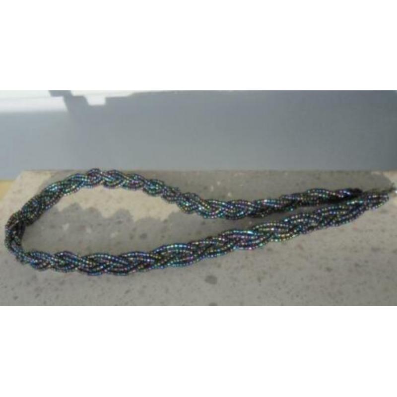 ketting multicolour glaskraaltjes, witte glaskralen, steen