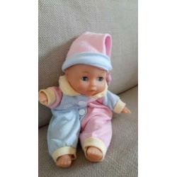 2 lieve kleine baby poppetjes, met accessoires.
