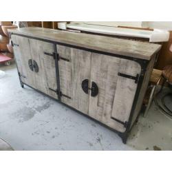 Showroom Tower living dressoir Basto