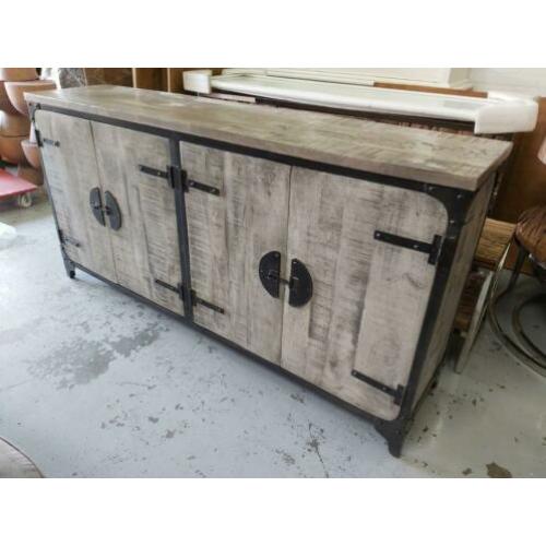 Showroom Tower living dressoir Basto