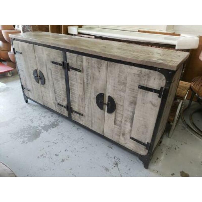 Showroom Tower living dressoir Basto