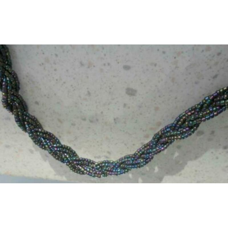 ketting multicolour glaskraaltjes, witte glaskralen, steen
