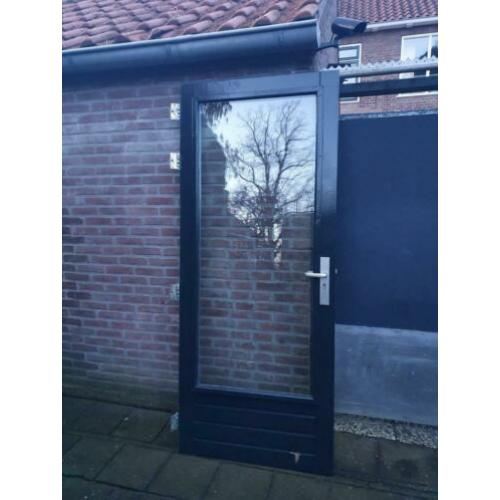 Hardhouten buitendeur. 88x211.5cm. Dubbelglas.