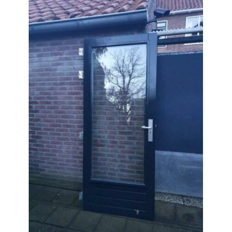 Hardhouten buitendeur. 88x211.5cm. Dubbelglas.