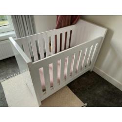 Complete hoogglans witte babykamer