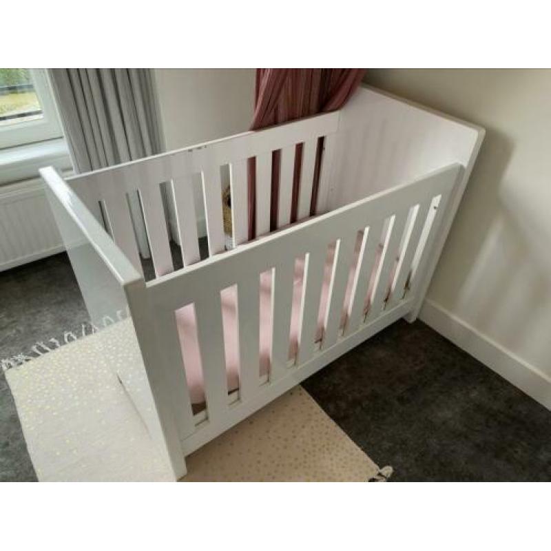 Complete hoogglans witte babykamer
